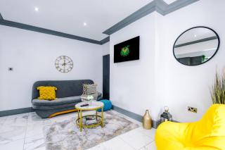 Only Family Groups - Pets Stay for Free - Sleeps 8 - Sofabed - Blackpool - 2