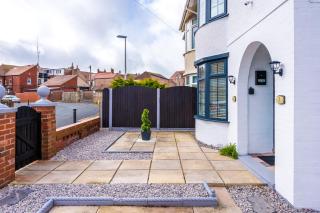 Only Family Groups - Pets Stay for Free - Sleeps 8 - Sofabed - Blackpool - 1