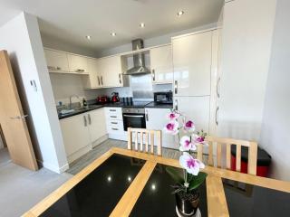 The Lansdowne Hideaway - Brought to you by Coastline Retreats - Newly Refurbished Town centre, Close to beach, Large Jet bath with TV, Netflix, swing and Parking Included - Bournemouth - 1