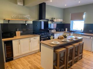 Regent Retreat, Llangollen - 8 bedrooms, 7 bathrooms, games rooms, Sky TV, parking - Llangollen - 4