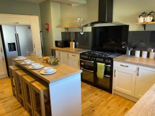 Regent Retreat, Llangollen - 8 bedrooms, 7 bathrooms, games rooms, Sky TV, parking - Llangollen - 5