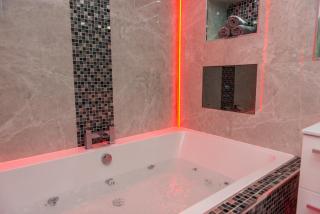Aphrodite Suites Huddersfield - 9