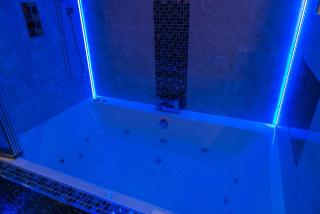 Aphrodite Suites Huddersfield - 6