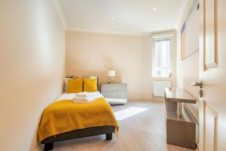 Stunning 3-bedroom in the heart of London with parking-hosted by Sweetstay - 7