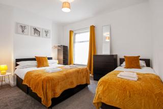 Staywhenever LS- 4 Bedroom House, King Size Beds, Sleeps 9 - Stoke on Trent - 9