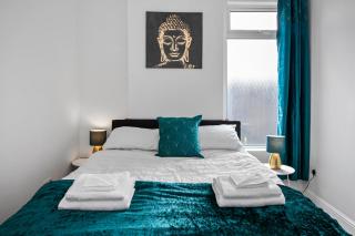 Staywhenever LS- 4 Bedroom House, King Size Beds, Sleeps 9 - Stoke on Trent - 2