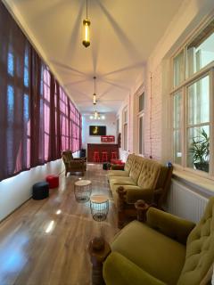 Red door-Room with private bathroom - Tbilisi - 8