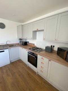 Beau - Brambles Chine, Colwell Bay - 5 star WiFi - Short walk to The Hut and beach - 1 night stays available - Ferry offers - Freshwater - 8