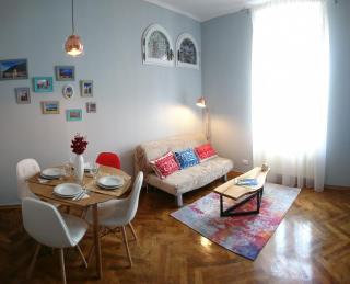 Black Gate - 2 Bedroom Apartment in the Heart of Old Town with Free Private Secured Parking - Braşov - 0