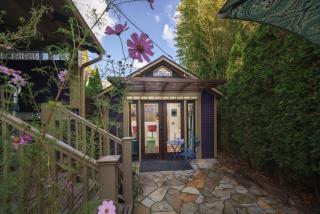 Secluded Patio Cottage Right By All The Action - Portland - 3
