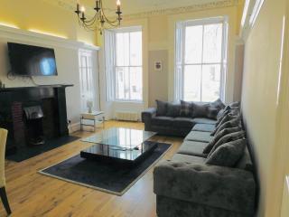WEST END - Stunning, spacious, 3 bedroom, main door flat with private parking - Glasgow - 7