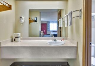 Days Inn & Suites by Wyndham Bentonville - 2