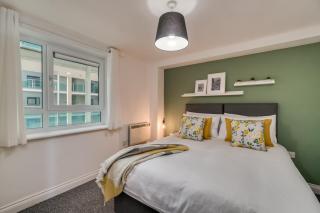 Chic and Bright Apartment Near the Water - 5