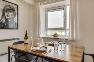 Chic and Bright Apartment Near the Water - 9