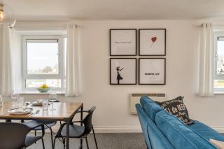 Chic and Bright Apartment Near the Water - 7