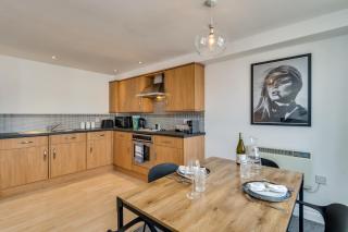 Chic and Bright Apartment Near the Water - 6