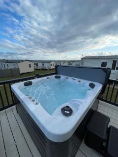 Eagles View - 2 bed hot tub lodge with free golf, NO BUGGY - 2