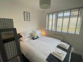 Bay - Brambles Chine, Colwell Bay - 5 star WiFi - Short walk to The Hut and beach - 1 night stays available - Ferry offers - 2