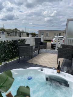 Hutchinson's Willerby Kelston with Hot tub - Cottam - 6