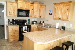 3 queen beds, 1 twin bed, 2 rooms, 1 and a half bath, self check-in, flexcation equipped - 6