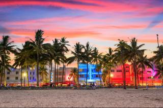Snug Minimalist Full Bed with 50 Inch Smart TV, Netflix, AirPlay, Mini-Fridge, and 500 Mbps WiFi near FIU, Dolphin Mall, Airport - Miami - 3