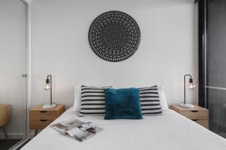 Heart of Crown by Ready Set Host - 3