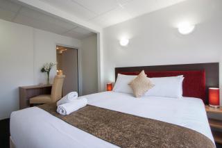 Ascotia Off Queen - 2