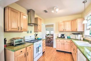 Colorful Pensacola Oasis 1 Block to Bayview Park! - Pensacola - 2