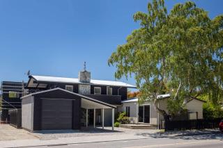 Renovated Wanaka Classic with Lake Views - Wanaka - 0