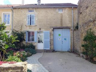 Gîte familial rénové, jardin avec jeux, terrasse, proche circuits randonnée, 7 pers + 2 bébés - FR-1-611-4 - Chantraines - 0