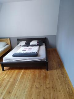 POD BRZĘCZĄCYMI TRZMIELAMI - 6