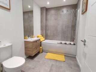 Stunning 2 Bedroom River View Apartment - Perth - 3