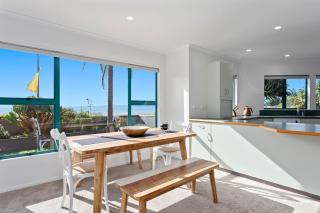 The Lights House - Beachfront Ohope Holiday Home - Ohope Beach - 6