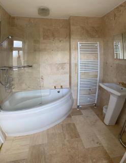 Large 4 bedroom home in Boston Spa village In-between York, Harrogate and Leeds, Sleeps 9 - Boston Spa - 1