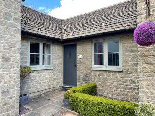 Derrybrook Cottage, Twin or Superking, Seven Springs Cottages - 1