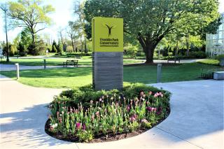 Chic 2BR near DT, 8 min walk to Park&Conservatory - 2