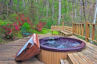 Spacious Maggie Valley Cabin with Hot Tub and MTN View - Maggie Valley - 5
