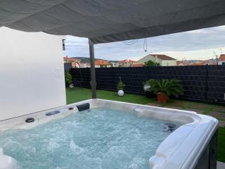 Hedonist-Luxury 2 bedroom apartment with private HOT TUB, garden and free parking - Trogir (Traù) - 1