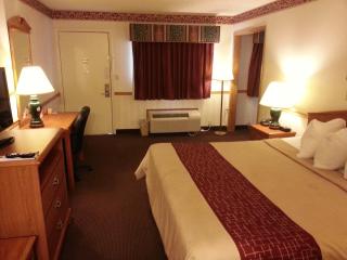Days Inn & Suites by Wyndham Monroe - Monroe - 9
