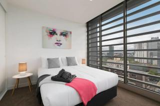 Complete Host Monarc Apartments - 9