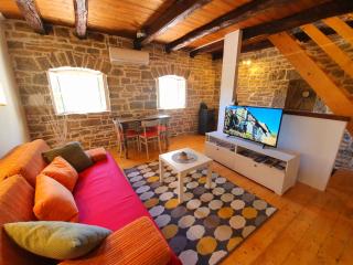 Casa Leonarda, rustic Istrian stone house, nature, peace and hilltop views, near Motovun - 0