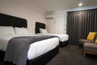 Town Square Motel - Orange - 8