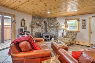 Rockaway Beach Hideaway with Hot Tub and Fireplace! - Rockaway Beach - 7