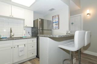 Siesta Key Village-Suite #3: A Block to the Beach! - Sarasota - 9