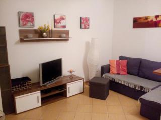 Apartament TOSIA mieści się w pobliżu Plaży Zachodniej 450 m. Do dyspozycji jest też mały ogródek z miejscem na wypicie porannej kawy. Na osiedlu sąsiadującym ze sklepem Netto oraz Żabką, znajduje się plac zabaw dla dzieci oraz boisko do gry w piłkę. - Kołobrzeg - 0