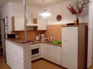 Apartament TOSIA mieści się w pobliżu Plaży Zachodniej 450 m. Do dyspozycji jest też mały ogródek z miejscem na wypicie porannej kawy. Na osiedlu sąsiadującym ze sklepem Netto oraz Żabką, znajduje się plac zabaw dla dzieci oraz boisko do gry w piłkę. - Kołobrzeg - 9