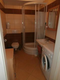 Apartament TOSIA mieści się w pobliżu Plaży Zachodniej 450 m. Do dyspozycji jest też mały ogródek z miejscem na wypicie porannej kawy. Na osiedlu sąsiadującym ze sklepem Netto oraz Żabką, znajduje się plac zabaw dla dzieci oraz boisko do gry w piłkę. - Kołobrzeg - 5