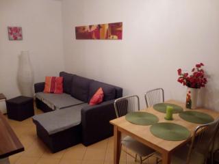 Apartament TOSIA mieści się w pobliżu Plaży Zachodniej 450 m. Do dyspozycji jest też mały ogródek z miejscem na wypicie porannej kawy. Na osiedlu sąsiadującym ze sklepem Netto oraz Żabką, znajduje się plac zabaw dla dzieci oraz boisko do gry w piłkę. - Kołobrzeg - 3