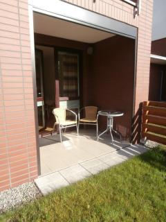 Apartament TOSIA mieści się w pobliżu Plaży Zachodniej 450 m. Do dyspozycji jest też mały ogródek z miejscem na wypicie porannej kawy. Na osiedlu sąsiadującym ze sklepem Netto oraz Żabką, znajduje się plac zabaw dla dzieci oraz boisko do gry w piłkę. - Kołobrzeg - 2