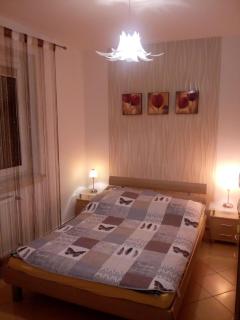 Apartament TOSIA mieści się w pobliżu Plaży Zachodniej 450 m. Do dyspozycji jest też mały ogródek z miejscem na wypicie porannej kawy. Na osiedlu sąsiadującym ze sklepem Netto oraz Żabką, znajduje się plac zabaw dla dzieci oraz boisko do gry w piłkę. - Kołobrzeg - 1